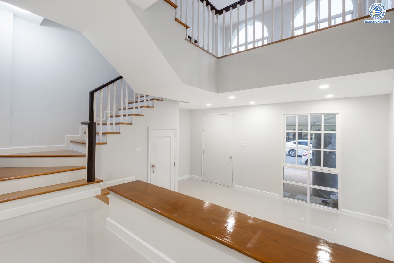 บ้านมือสอง ทาวน์โฮม 3 ชั้น หลังมุม ม.พลัสซิตี้พาร์ค เกษตร-นวมินทร์ เนื้อที่ 33.60 ตร.ว. ฟังก์ชัน 3 ห้องนอน 4 ห้องน้ำ จอดรถได้ 2 คัน บนทำเลศักยภาพ เชื่อมต่อถนนหลายสาย เข้าเมืองก็เป็นเรื่องง่าย ใกล้รถไฟฟ้าสายเขียวอ่อน สถานี "ม.เกษตรศาสตร์" และ ใกล้จุดขึ้นทางด่วน "ฉลองรัช"...